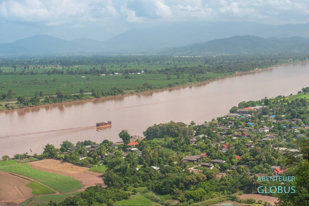 Goldenes Dreieck, Highlight nahe Chiang Saen: Blick auf dem Mekong vom Three Lands Skywalk, auch Mekong Skywalk oder Pha Ngao Skywalk