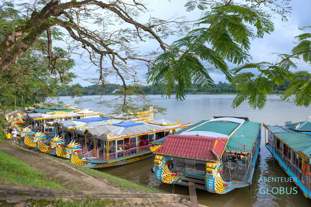 Drachenboote am Parfümfluss Song Huong an der Thien Mu Pagode