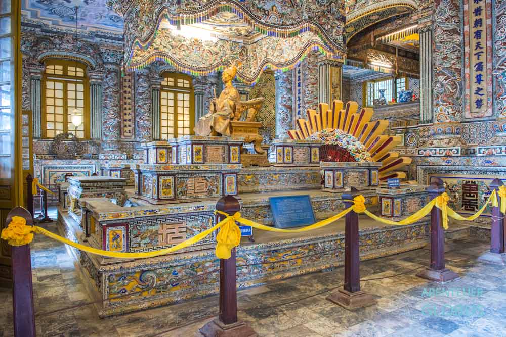 Figur von Kaiser Khai Dinh auf seinem Grab