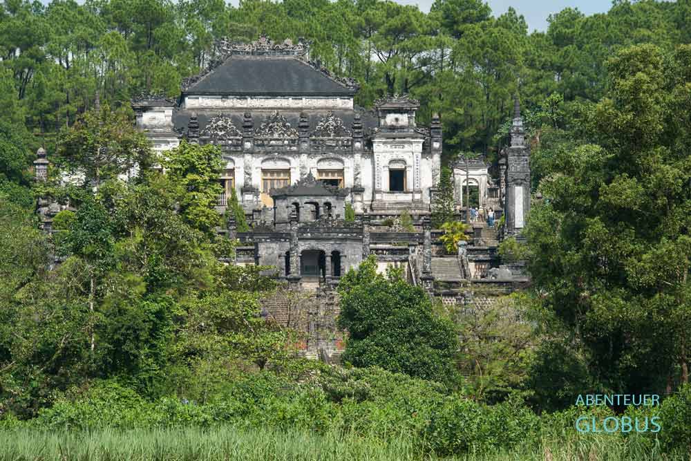 Grabstätte Khai Dinh am grünen Berghang bei Hue