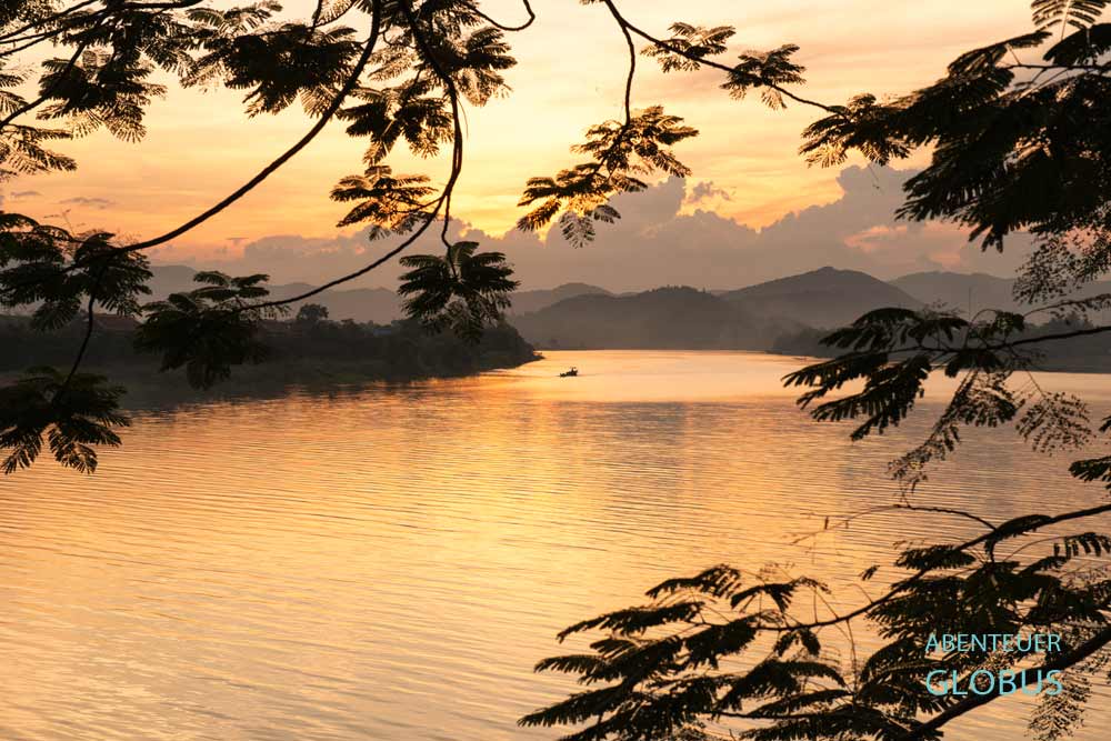Parfümfluss Song Huong am Abend nahe der alten Kaiserstadt Hue