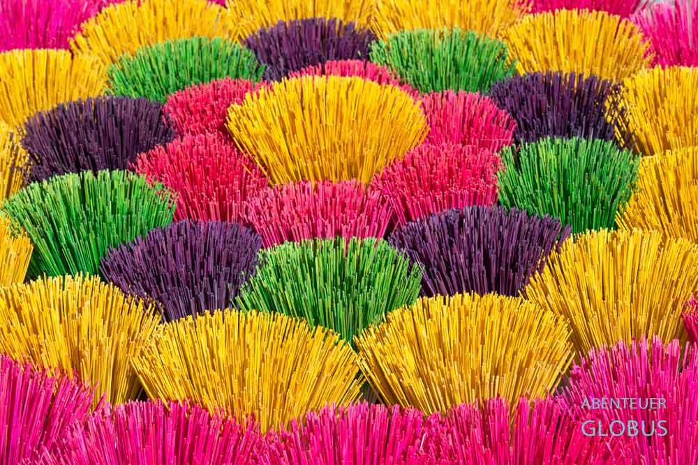 Räucherstäbchen werden in kleinen Handwerksbetrieben produziert.