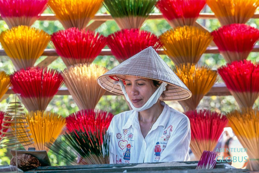 Frau stellt Räucherstäbchen in Hue her