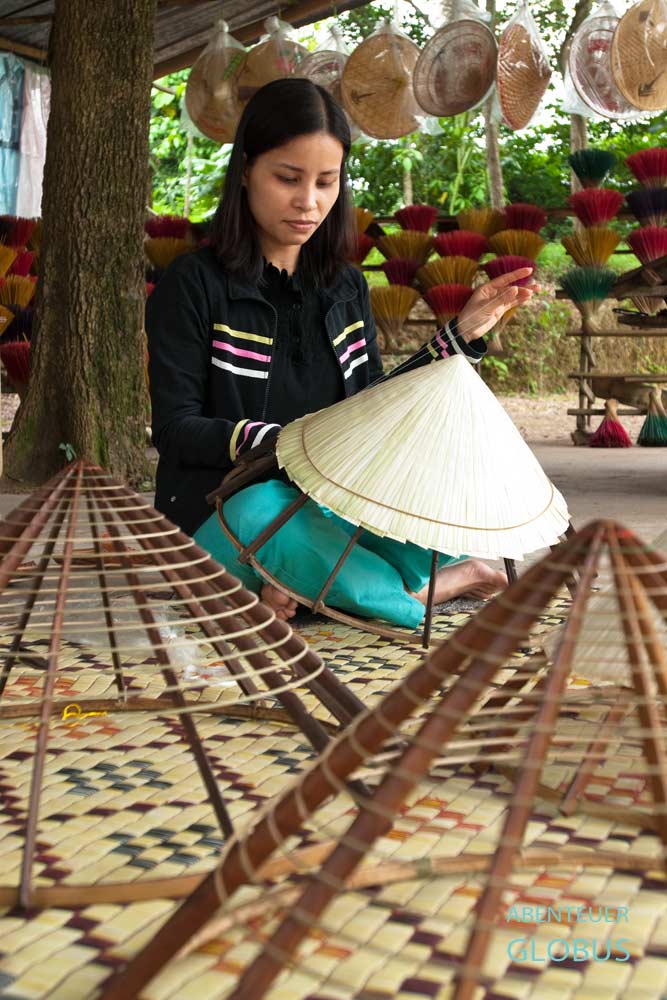 Umland von Hue: In kleinen Manufakturen werden Reishüte hergestellt.