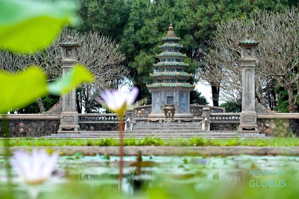 Grabmal vom Mönch Thich Don Hau in der Thien Mu Pagode in der alten Kaiserstadt