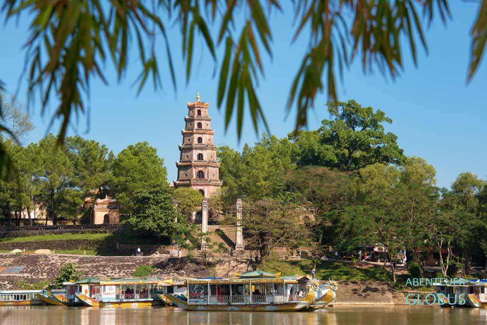 Wahrzeichen von Hue: Thien Mu Pagode am Parfümfluss mit Drachenbooten