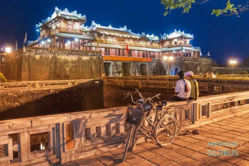 Zitadelle und Verbotene Stadt mit Ngo Mon Tor am Abend