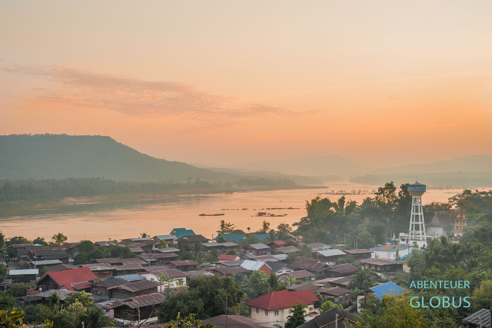 Khong Chiam am Zusammenflus von Mun und Mekong, Two Color River, am Morgen