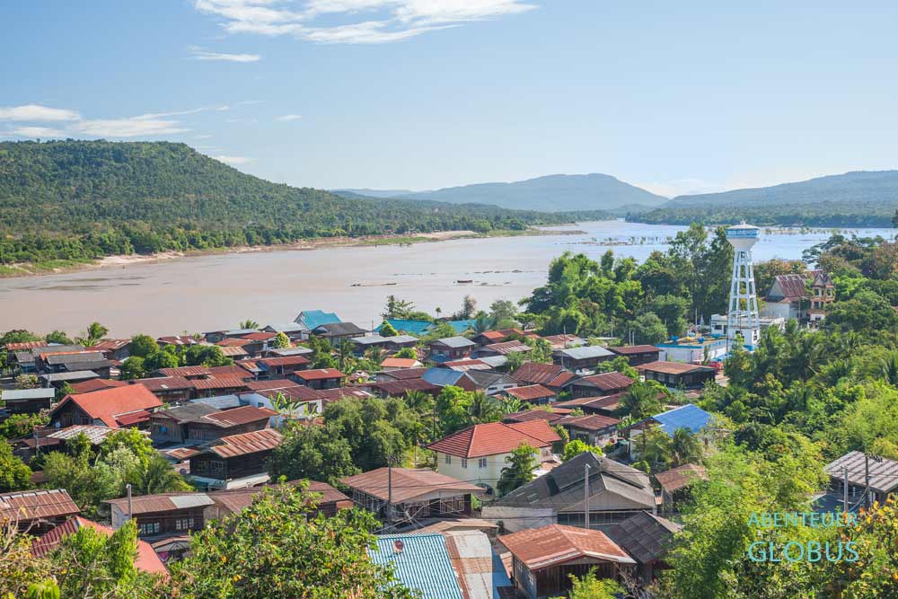 Blick auf Khong Chiam am Mekong und Mun Fluss, Two Color River, und das Nachbarland Laos