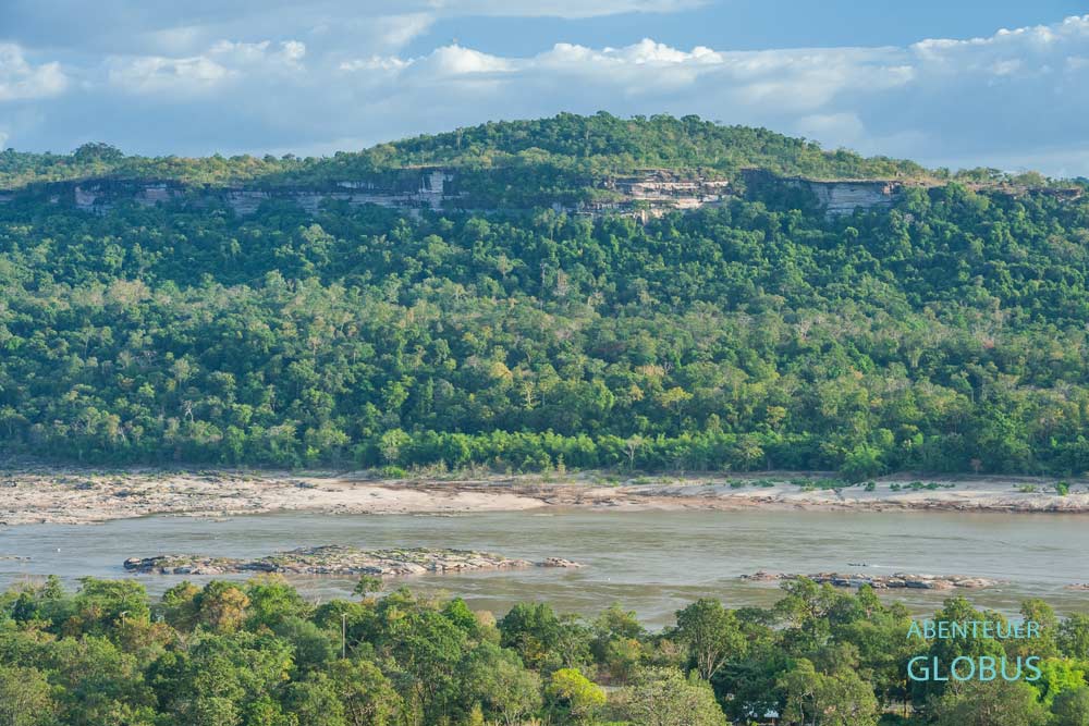 Aussicht vom Pha Taem Nationalpark bei Khong Chiam auf den Mekong und das laotische Felsencliff