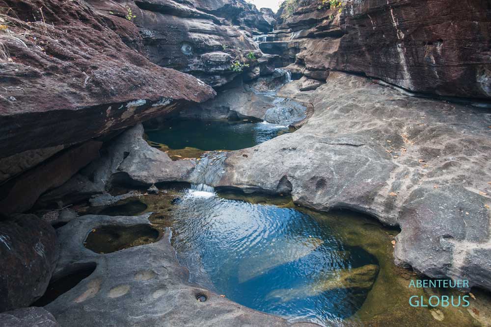 Pha Taem Nationalpark mit Soi Sawan Wasserfall zwischen Felsen