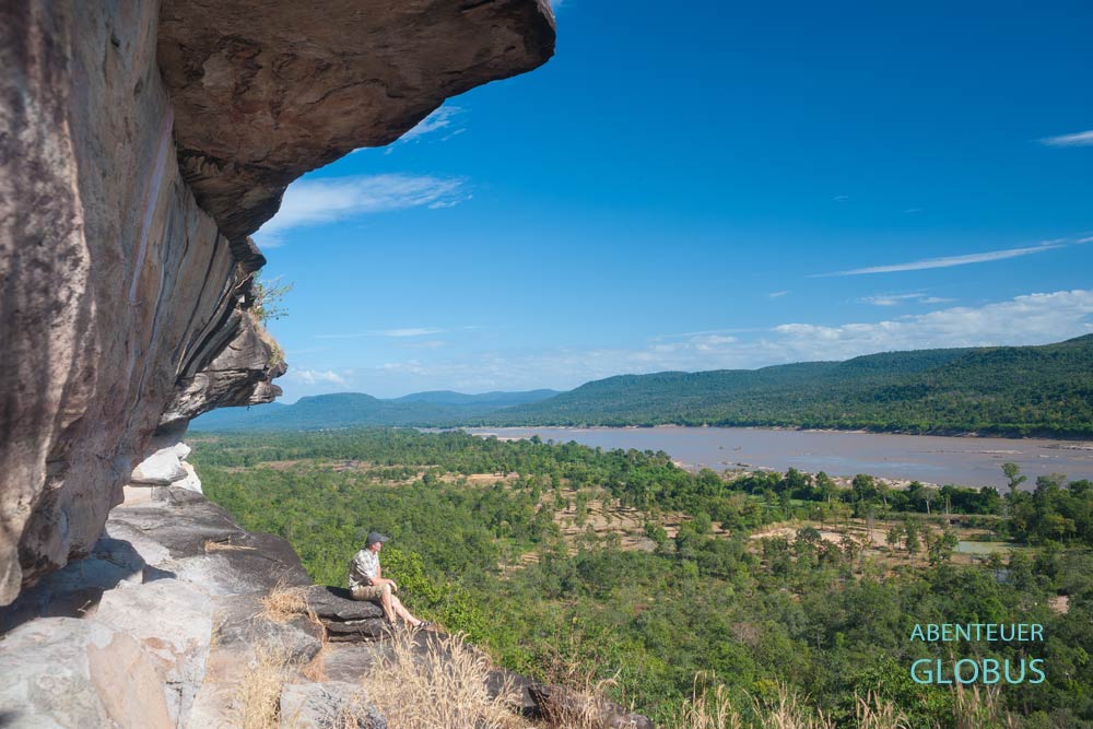 Highlight bei Khong Chiam: Pha Taem Nationalpark, Blick von der Tham Nang Lee Höhle auf dem Mekong und Laos