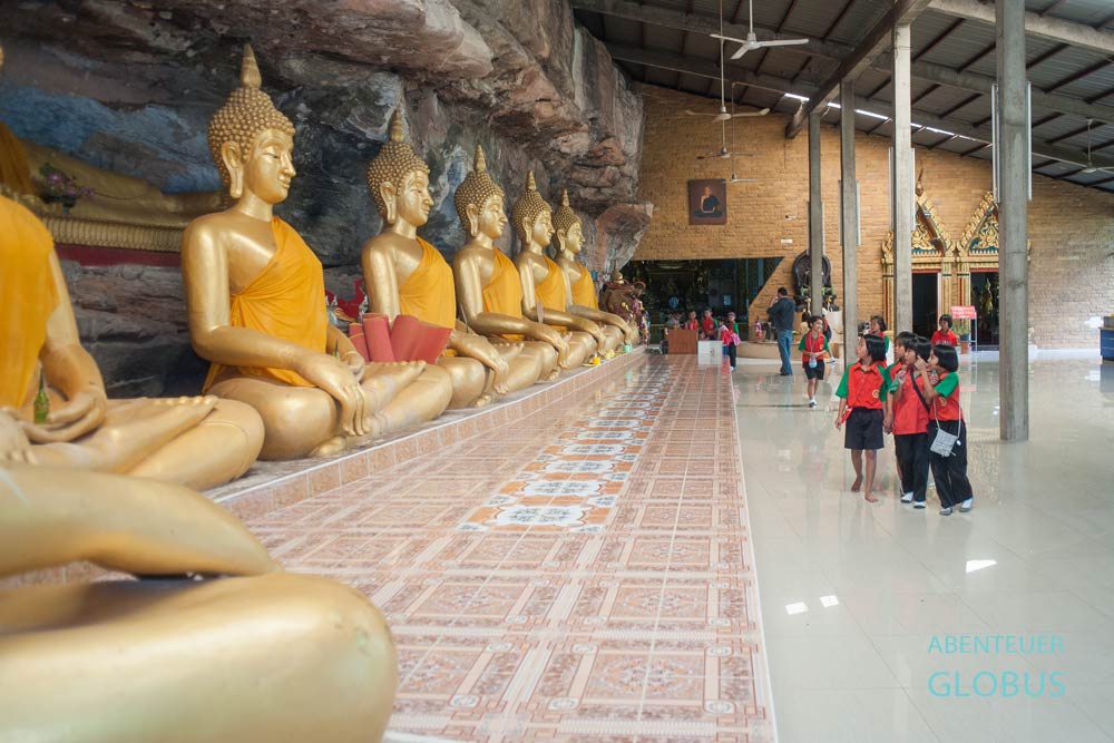 Reihe von Buddhafiguren im Wat Tham Khuha Sawan in Khong Chiam