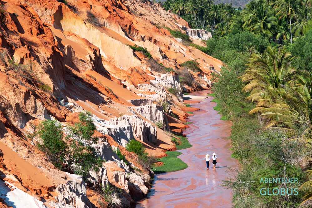 Zwei Frauen im Fairy Stream Suoi Tien