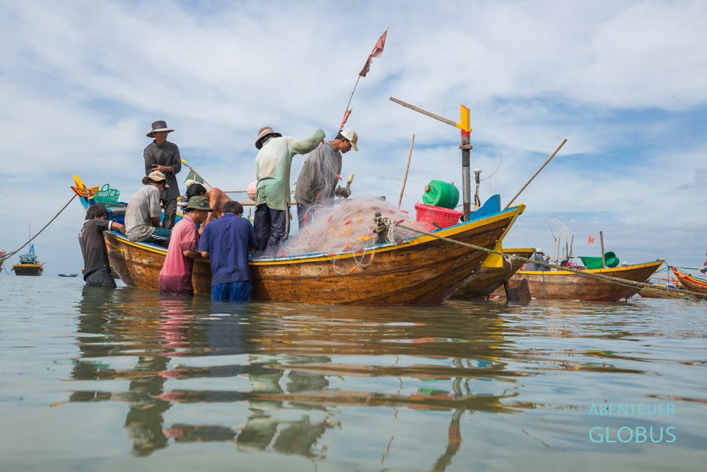 Fischer mit Booten im Fischerhafen