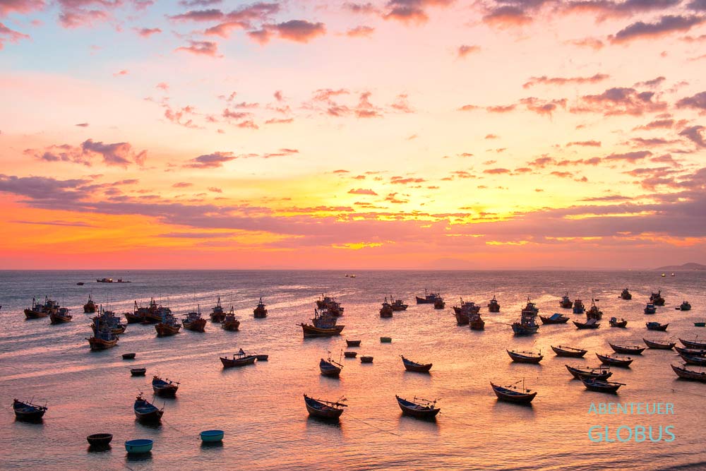 Schiffe im Hafen von Mui Ne kurz nach Sonnenuntergang