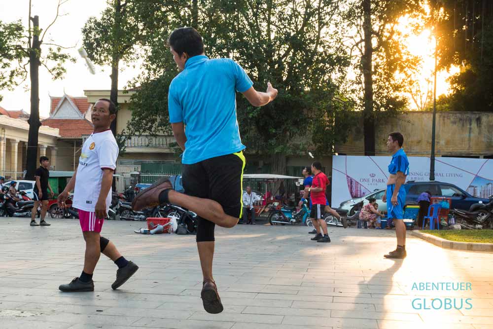 Mäbber spielen Federfußball auf dem Sisowath Quay in Phnom Penh