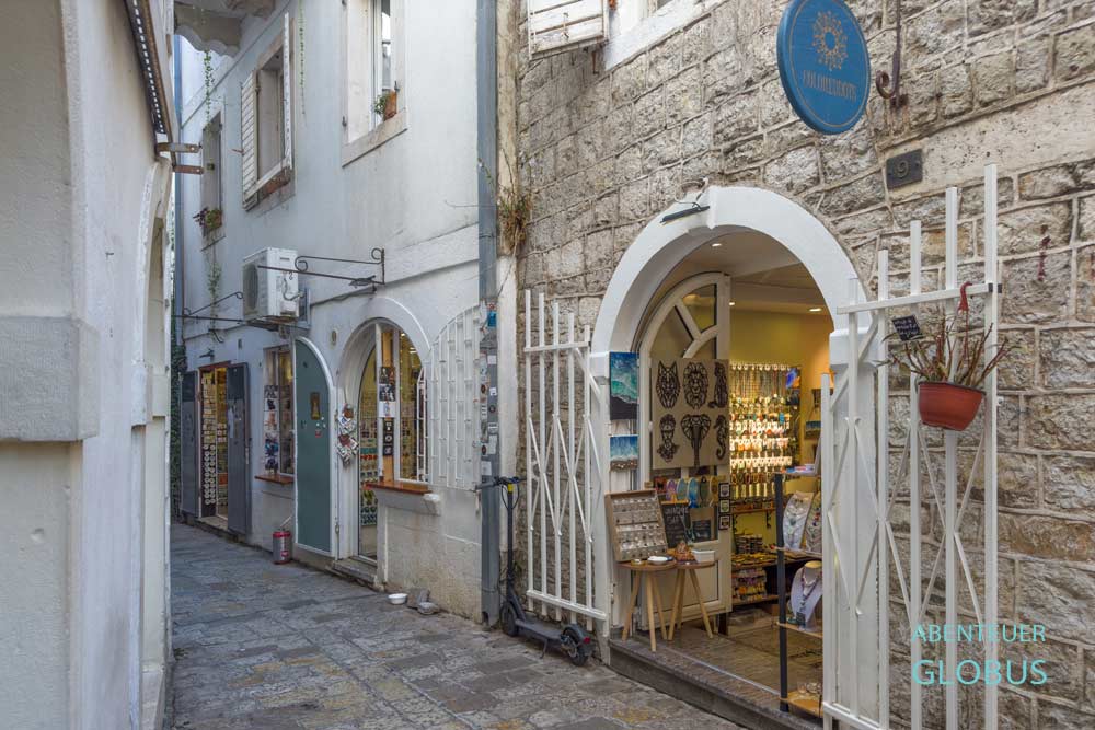 Stari Grad von Budva: Altstadtgasse mit Geschäften