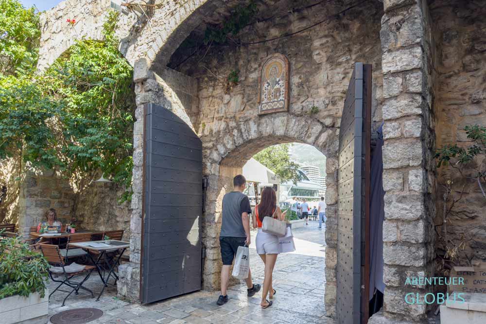 Zutritt in die Altstadt von Budva durch das Hafentor Vrata Pizana 