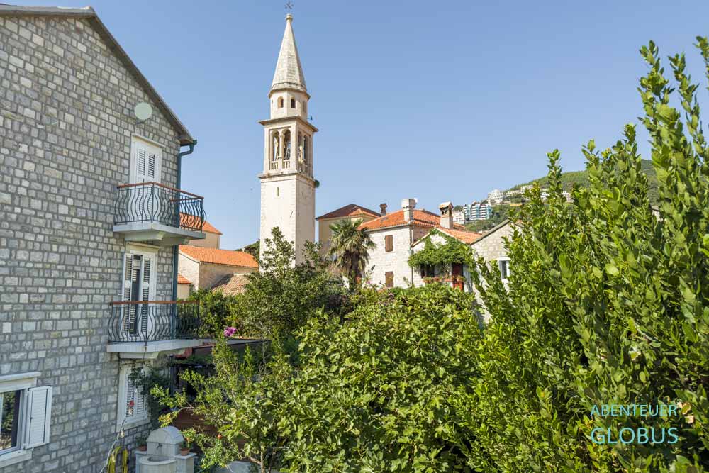 Sehenswürdigkeit von Budva: Altstadt Stari Grad mit der Kirche Sveti Ivan
