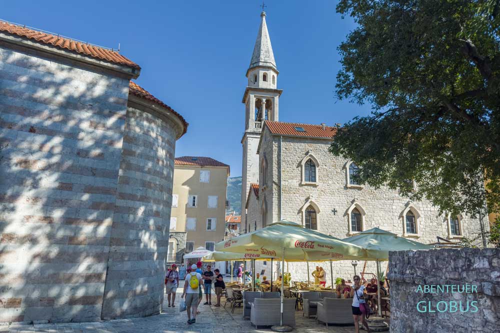 Kirche Sveti Ivan (Kirche St. Johannes der Täufer) mit Glockenturm und Bischofspalast