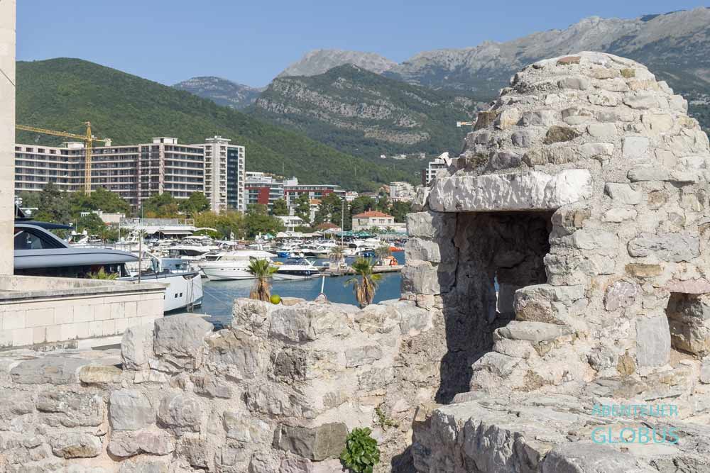 Sehenswürdigkeit von Budva: Stadtmauer der Altstadt Stari Grad mit Wehrturm