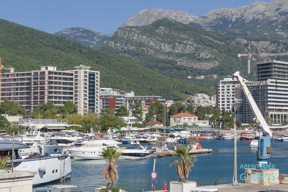 Ferienort Budva: Dukley Marina, Hafen und Hotels 