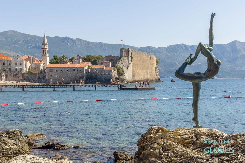 Die Figur der Ballerina ist das Wahrezeichen und Attraktion von Budva.