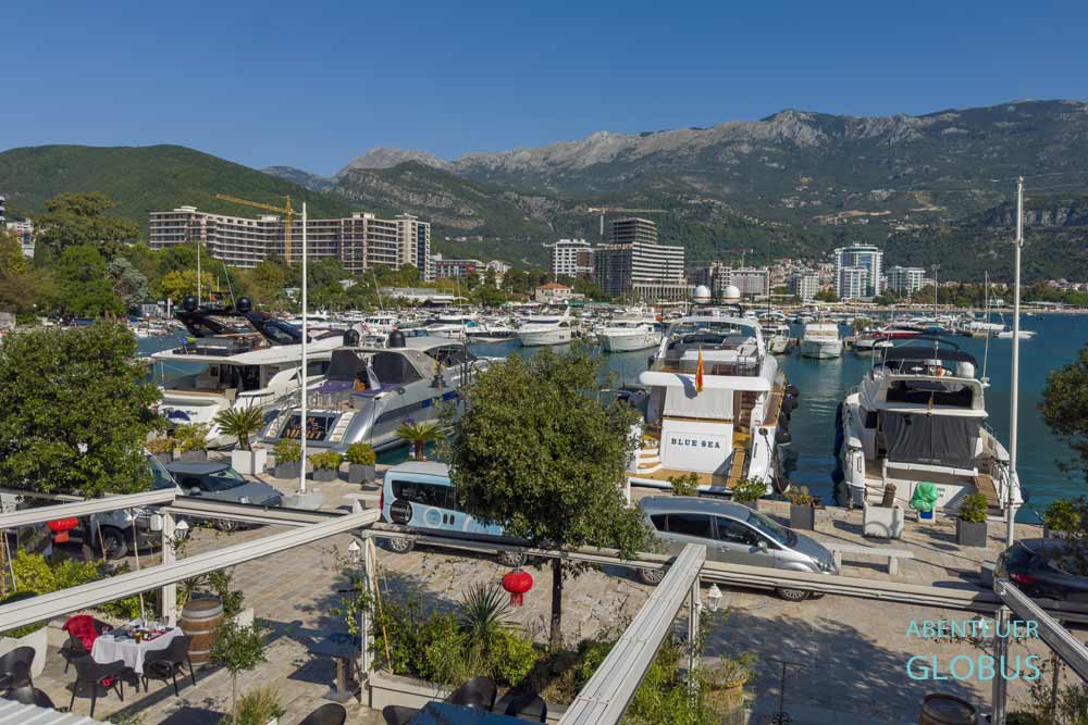 Promenade, Dukley Marina, Hafen und Hochhäuser in Budva 