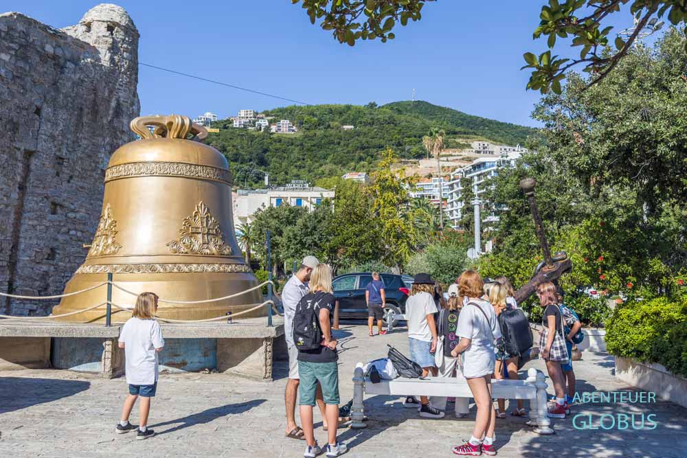 Attraktion von Budva: Stadtmauer der Altstadt und Glocke