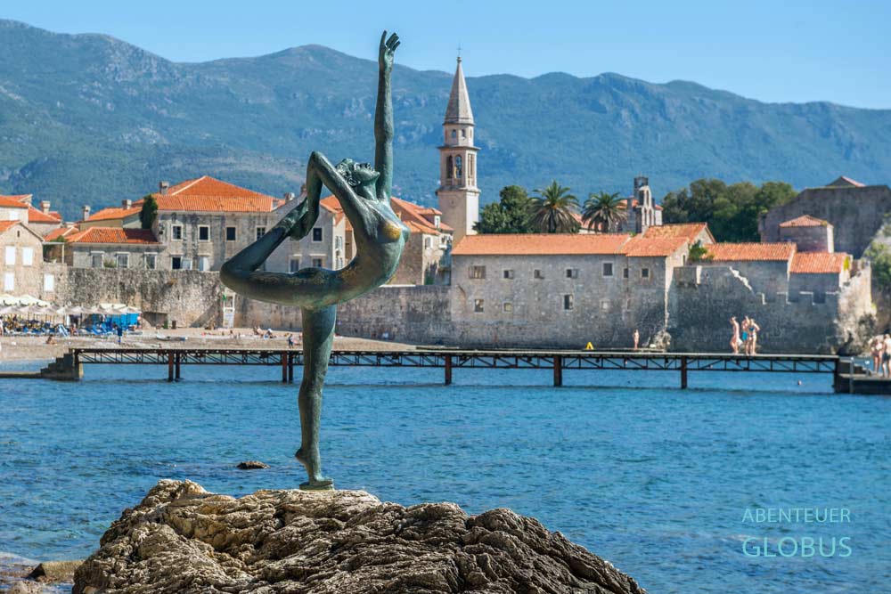 Wahrzeichen von Budva: Statue der Balletttänzerin auf einem Felsen nahe der Altstadt