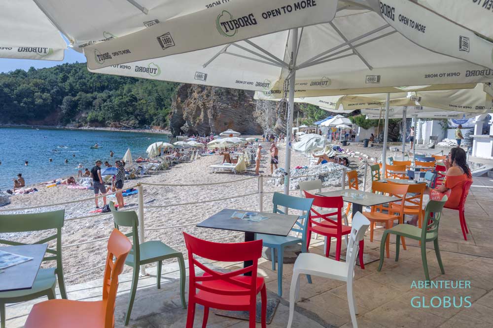 Strände in Budva: Mogren 1 Beach mit Plazni Bar