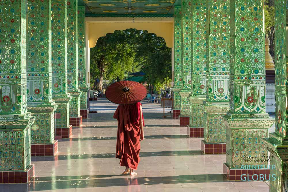 Mönch mit roten Schirm in Hsipaw in Myanmar