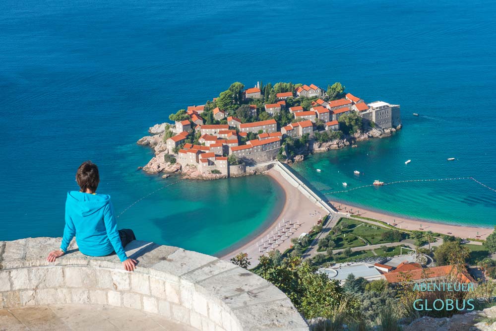Aussichtspunkt an der Kirche St. Sava: Insel Sveti Stefan mit Luxushotel