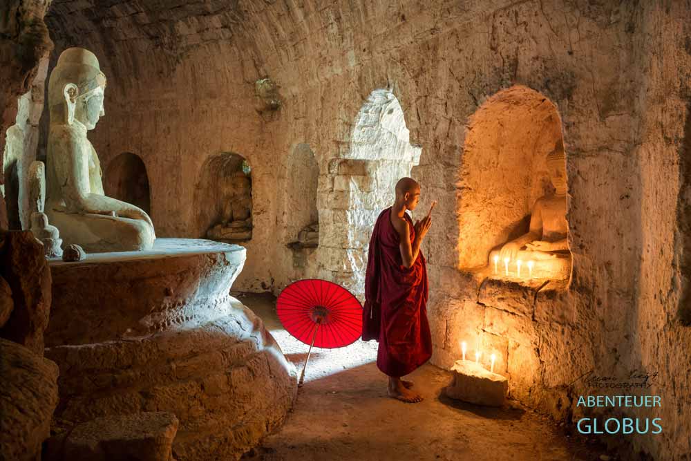 Betender Mönch in Mrauk U in Myanmar