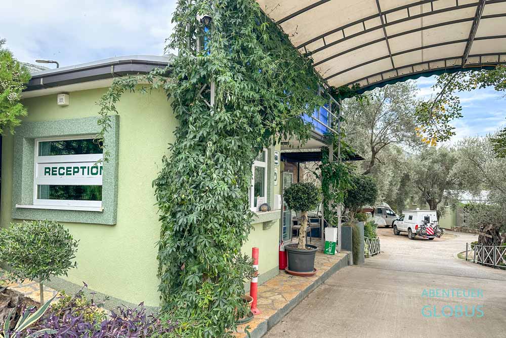 Rezeption vom Campingplatz Maslina in Buljarvica bei Petrovac na Moru