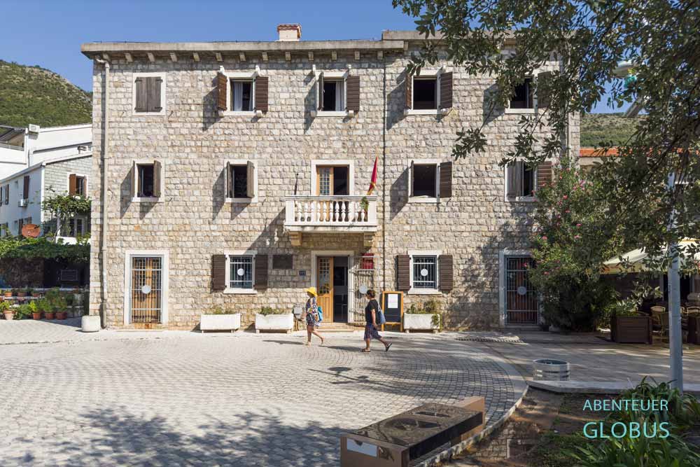 Ferienort Petrovac: Kulturzentrum Haus Crvena Komuna (Rote Kommune oder Rotes Haus)