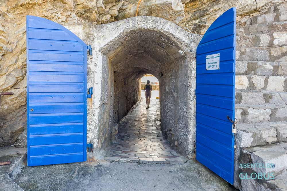 Petrovac: EIngang zum Ponta Beach Club