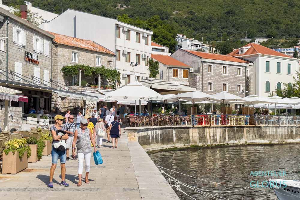 Uferpromenade mit Restaurants und Cafés 
