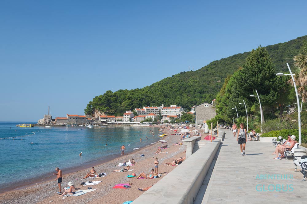 Strand Petrovacka Plaza an der Uferpromenade 