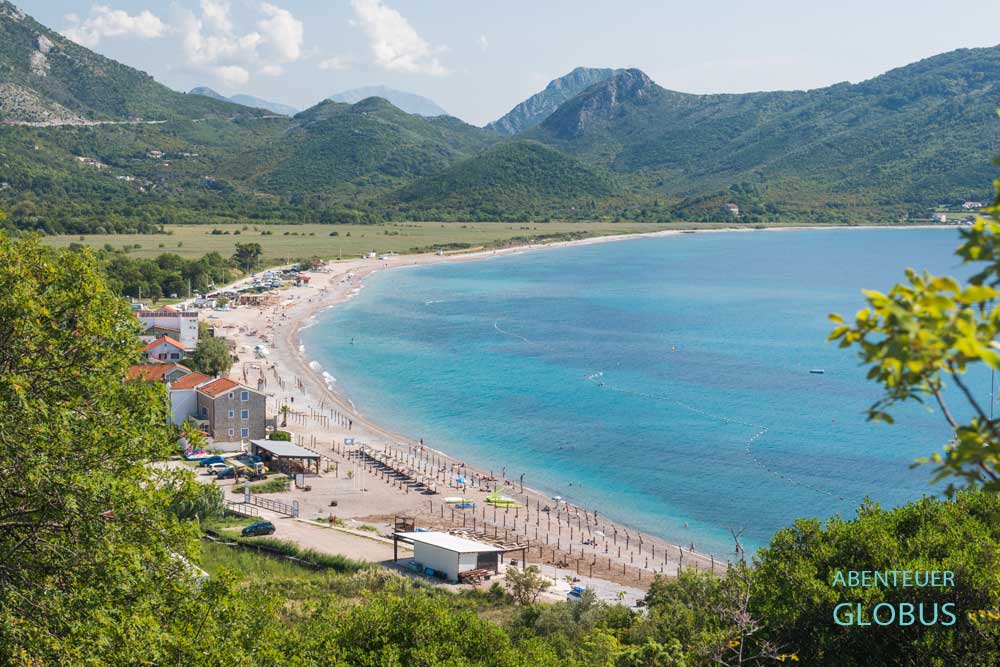 Blick vom Aussichtspunkt Buljarvica: Strand Buljarica nahe Petrovac