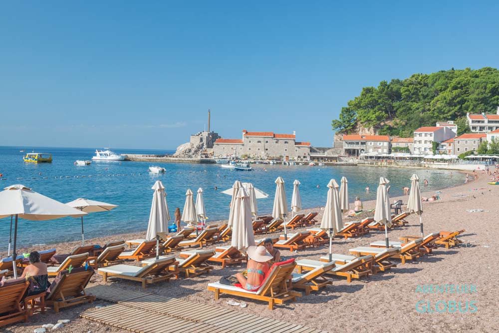 Strand Petrovacka Plaza mit Blick zum Kastell Lastva 