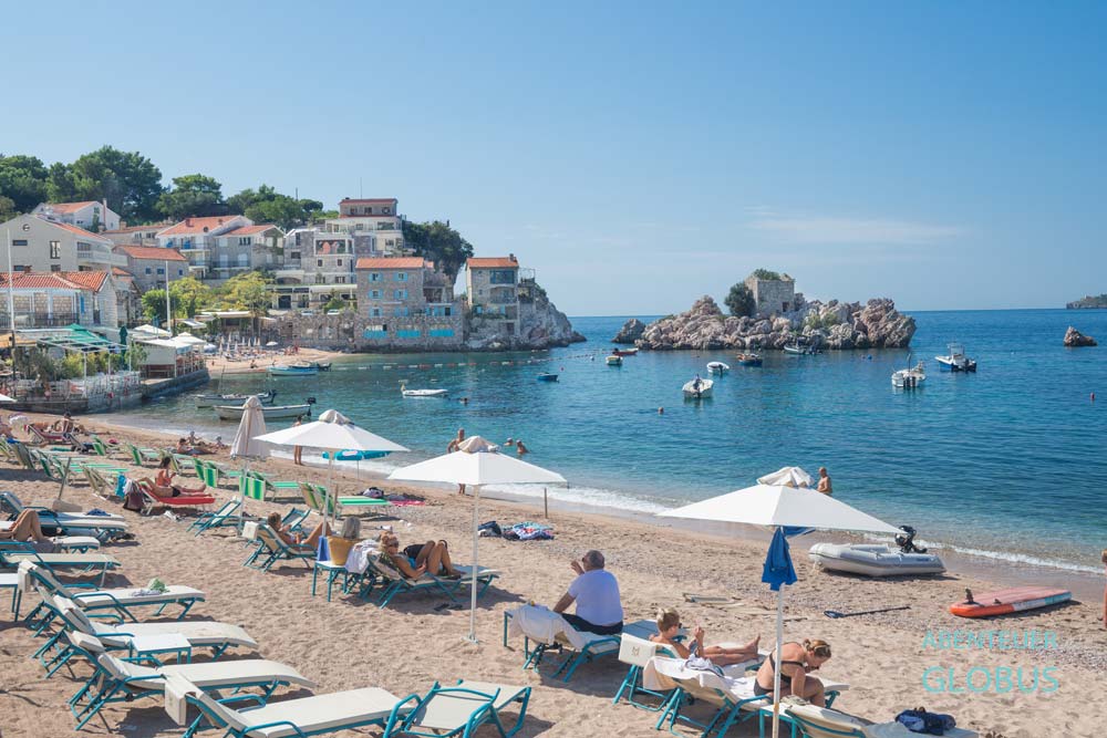 Strand Przno Plaza vor dem Maestral Resort und Casino im Ferienort Przno