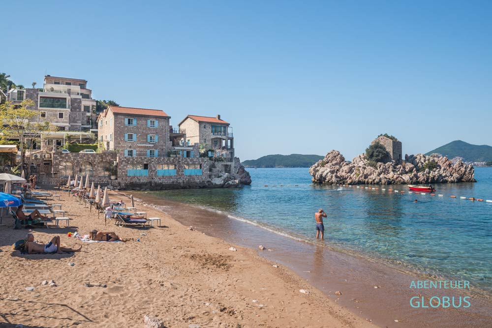 Strand Przno Plaza und Felseninsel in der Adria