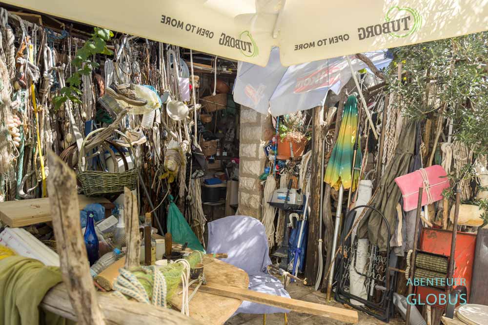 Fischereiutensilien und Strandgut