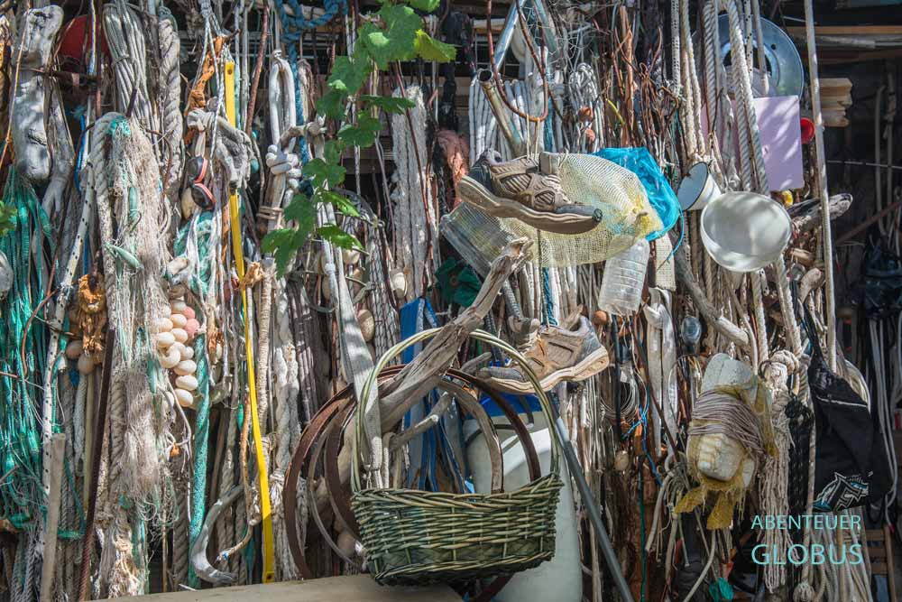 Fischereiutensilien und Strandgut