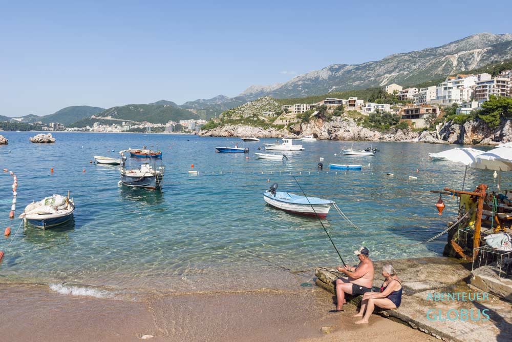 Angler am Strand in Przno an der Budva Riviera