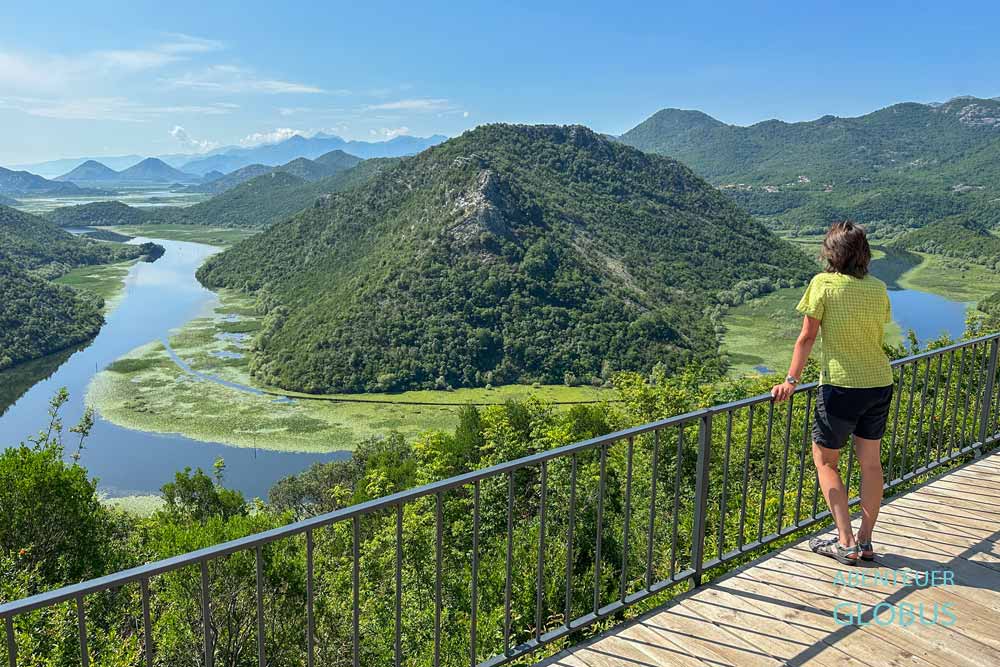 Blick auf eine Flussbiegung Rijeka Crnojevica vom Aussichtspunkt Pavlova Strana mit Plattform 