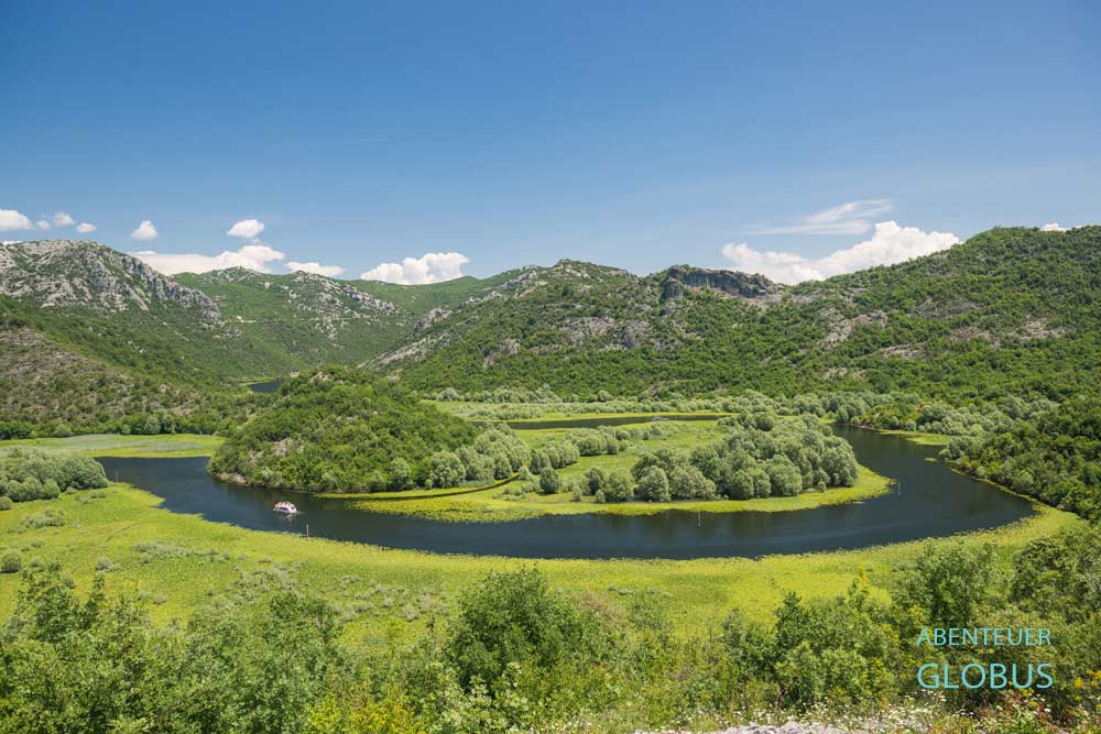 Blick auf eine Flussschleife der Rijeka Crnojevica nahe Skutarisee