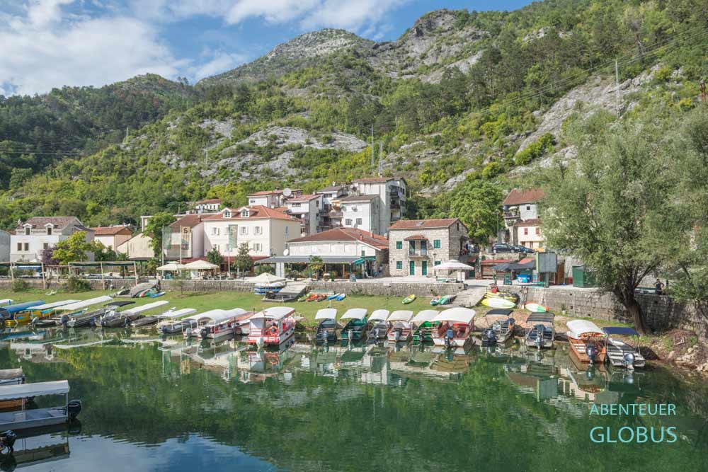 Ausflugsboote für den Skutarisee am Fluss Rijeka Crnojevica
